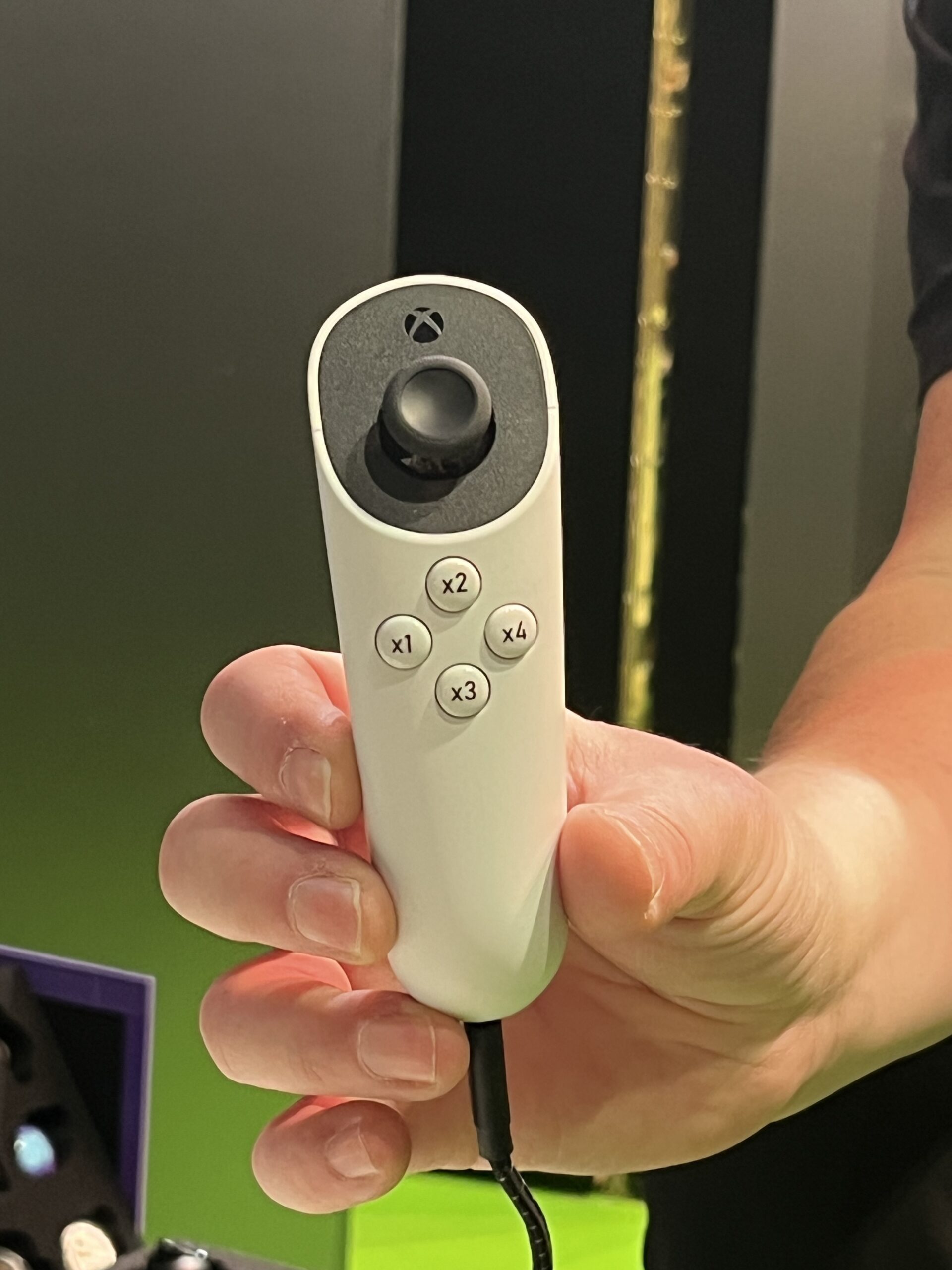 La nouvelle manette de chez Xbox est très légère ©Nicolas Poirel